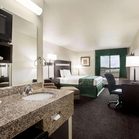 Travelodge By Wyndham Livonia Extérieur photo