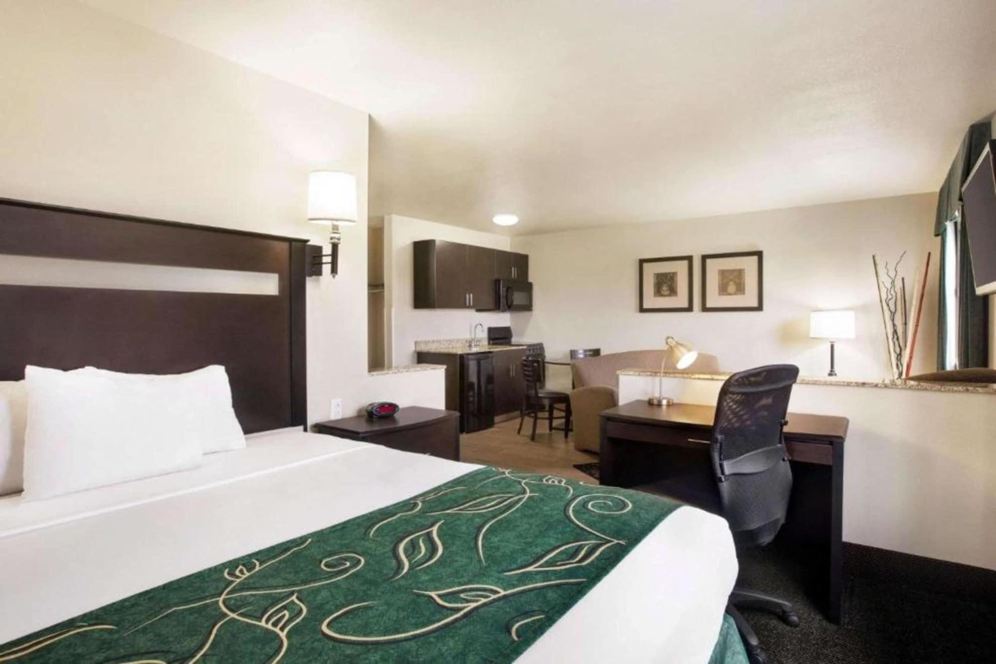 Travelodge By Wyndham Livonia Extérieur photo
