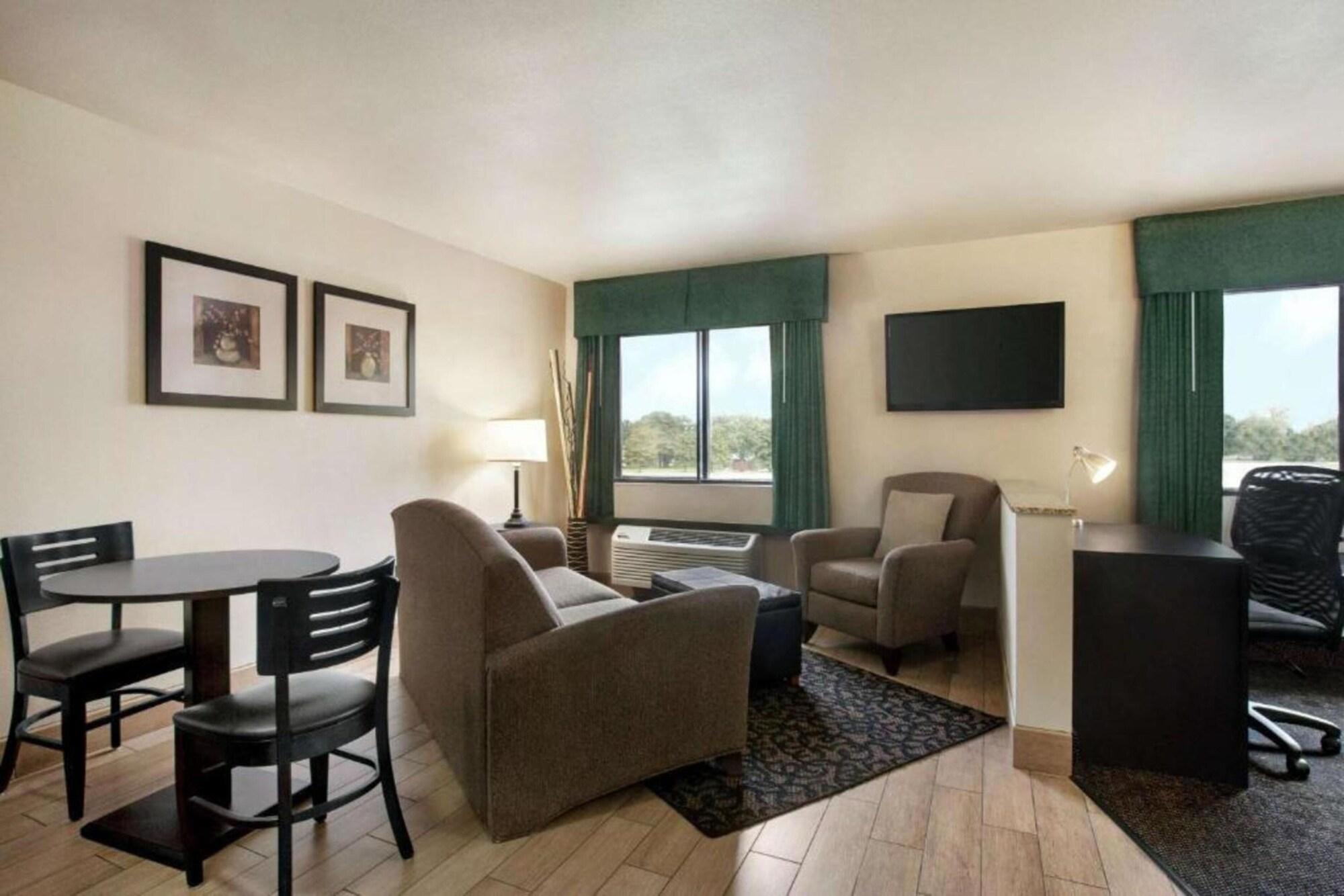 Travelodge By Wyndham Livonia Extérieur photo