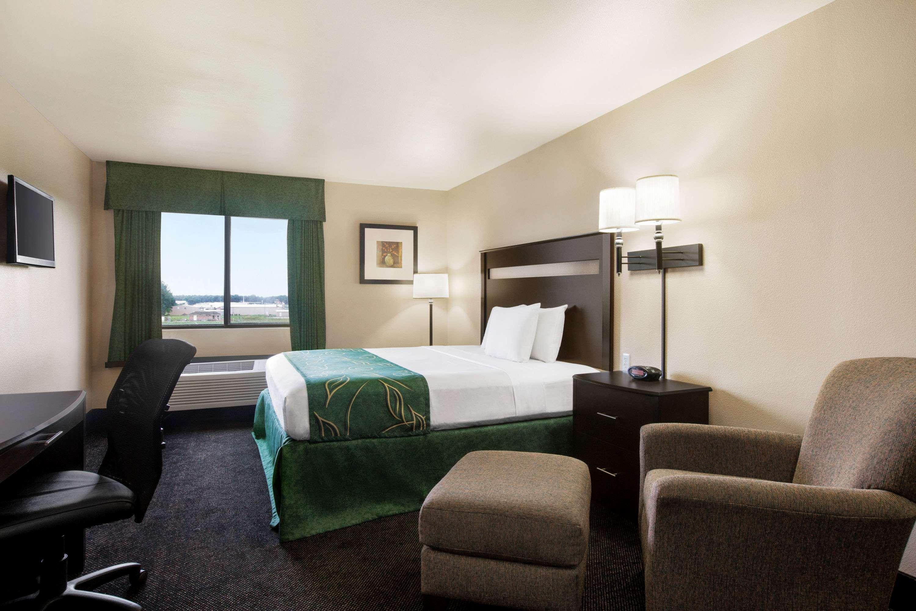 Travelodge By Wyndham Livonia Extérieur photo