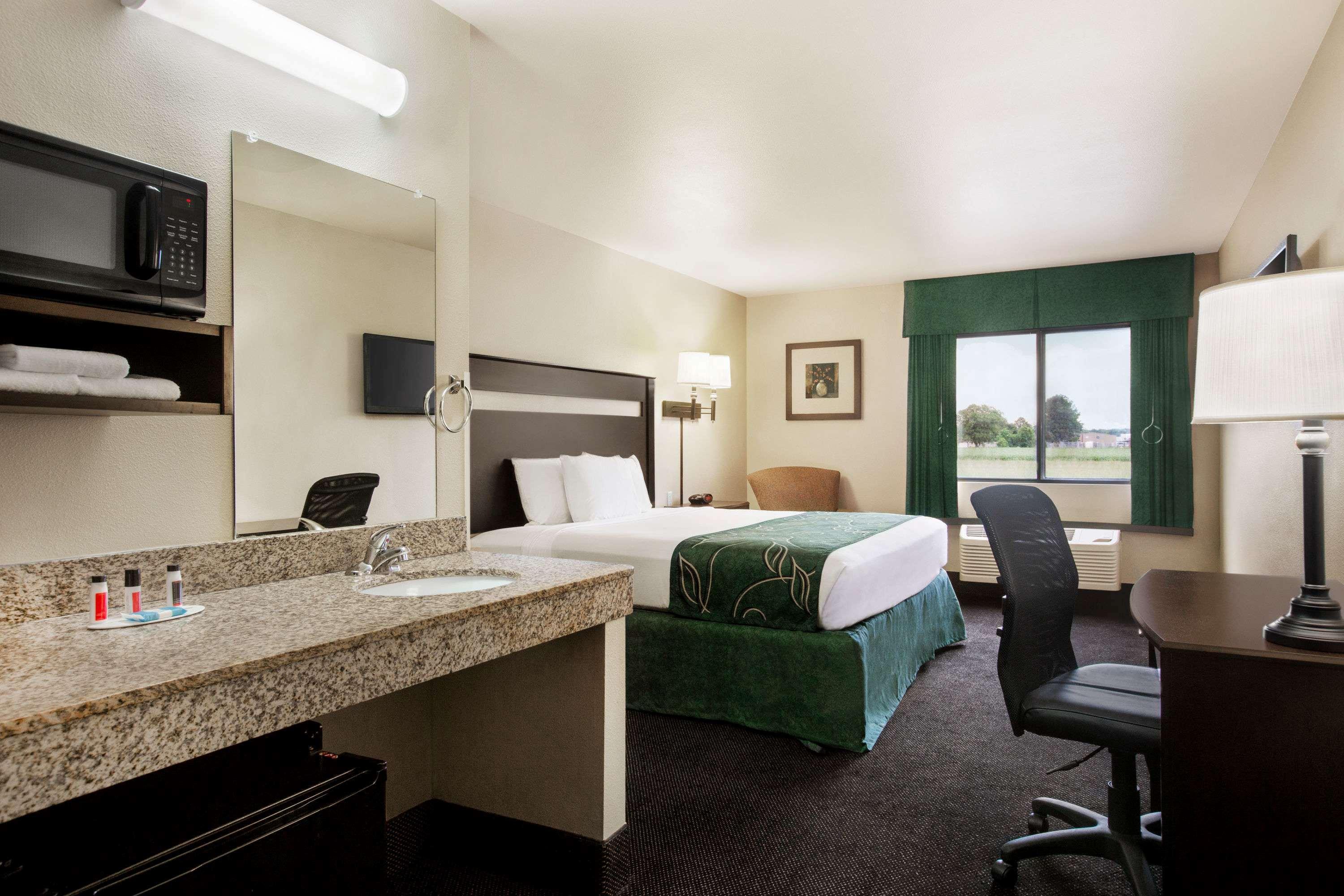 Travelodge By Wyndham Livonia Extérieur photo