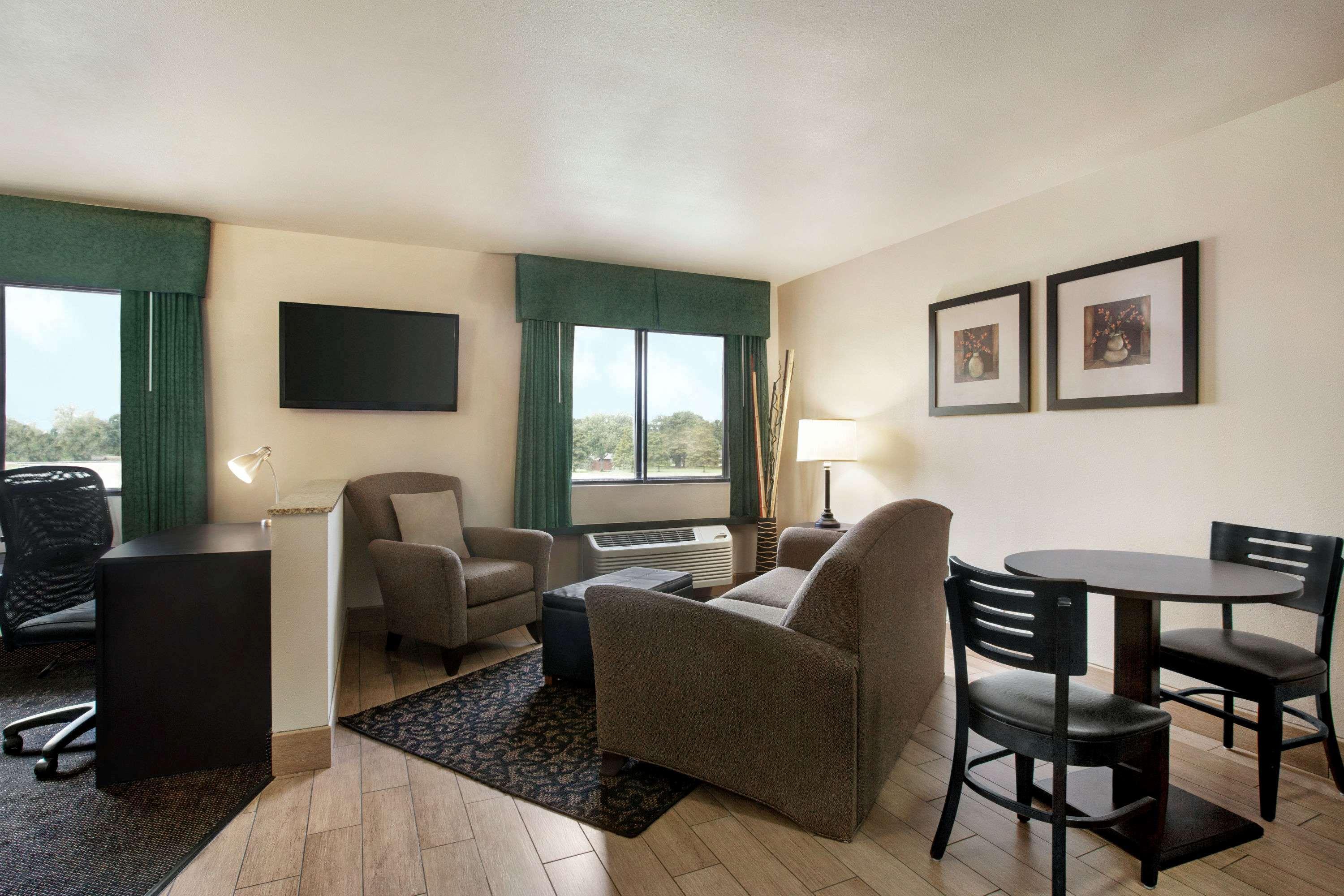 Travelodge By Wyndham Livonia Extérieur photo
