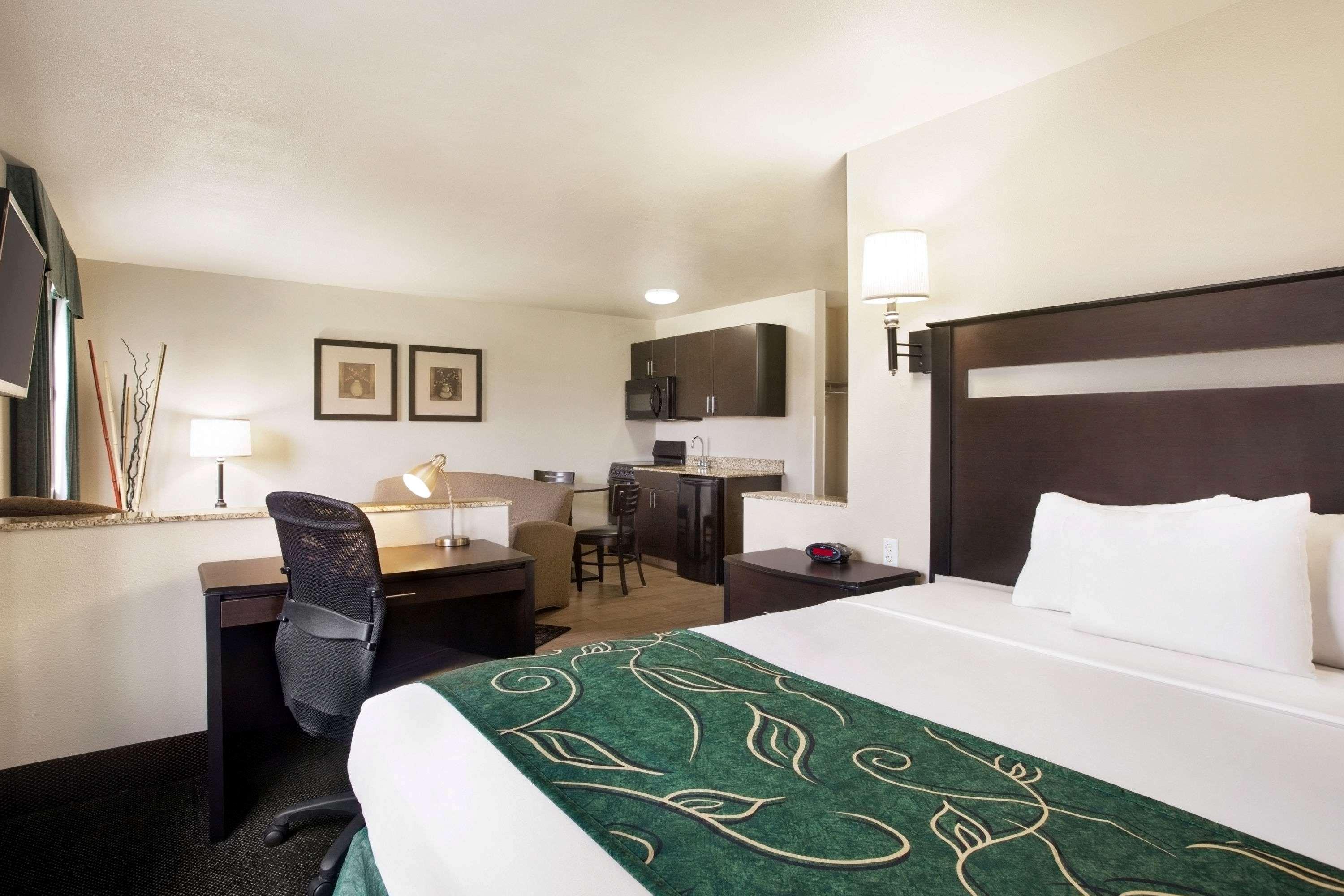 Travelodge By Wyndham Livonia Extérieur photo