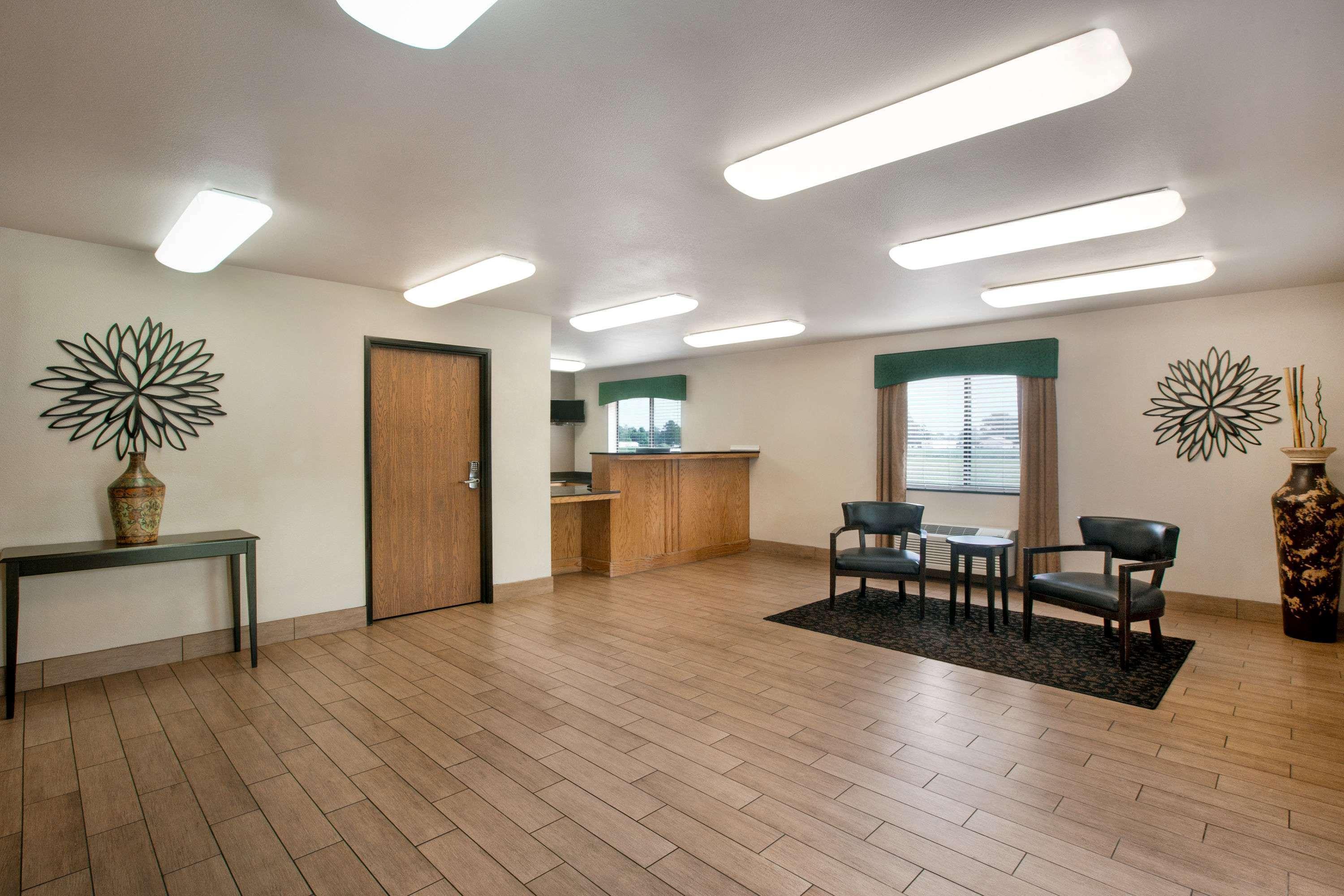 Travelodge By Wyndham Livonia Extérieur photo