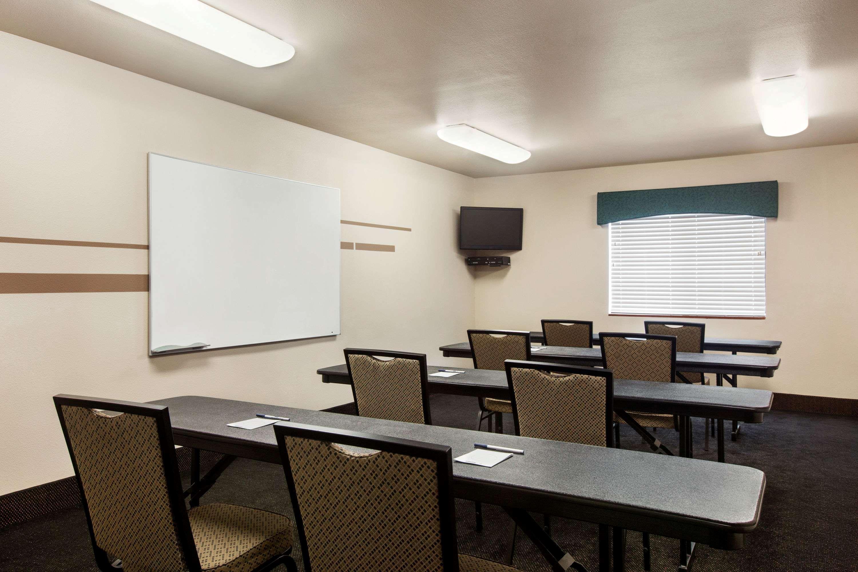 Travelodge By Wyndham Livonia Extérieur photo