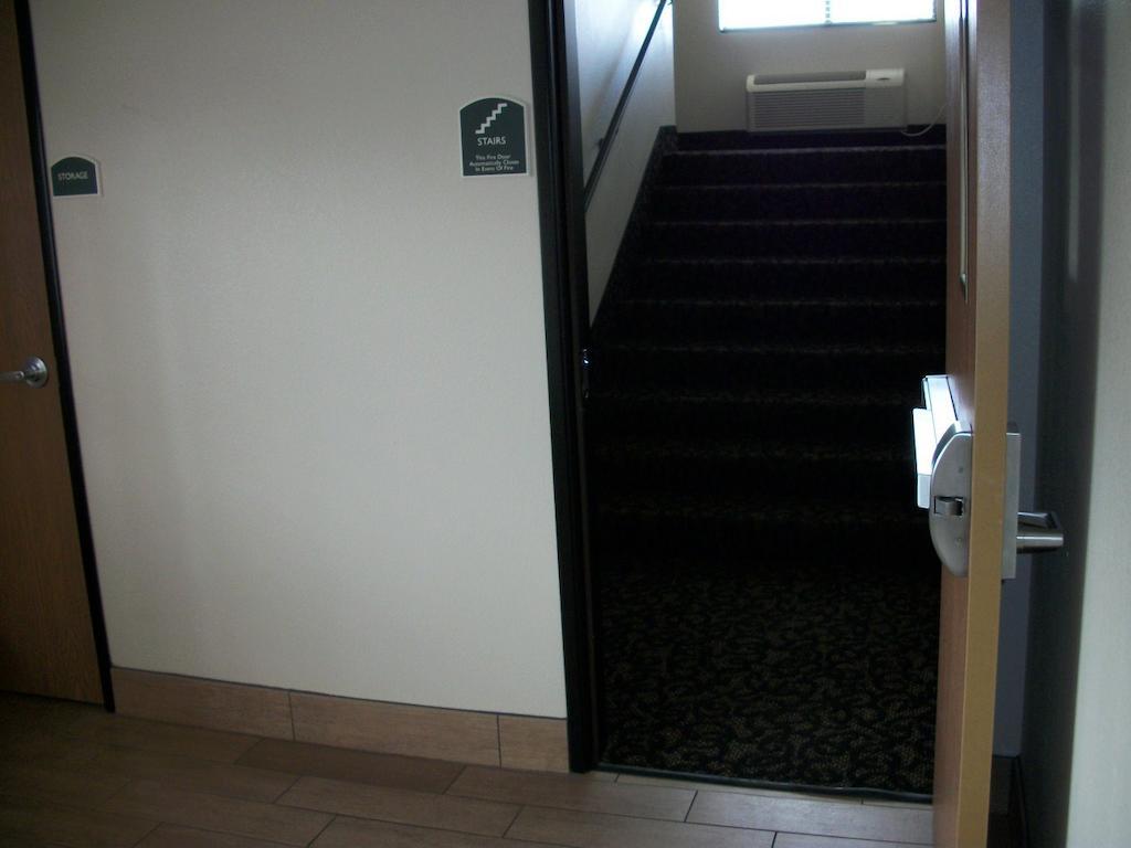 Travelodge By Wyndham Livonia Extérieur photo