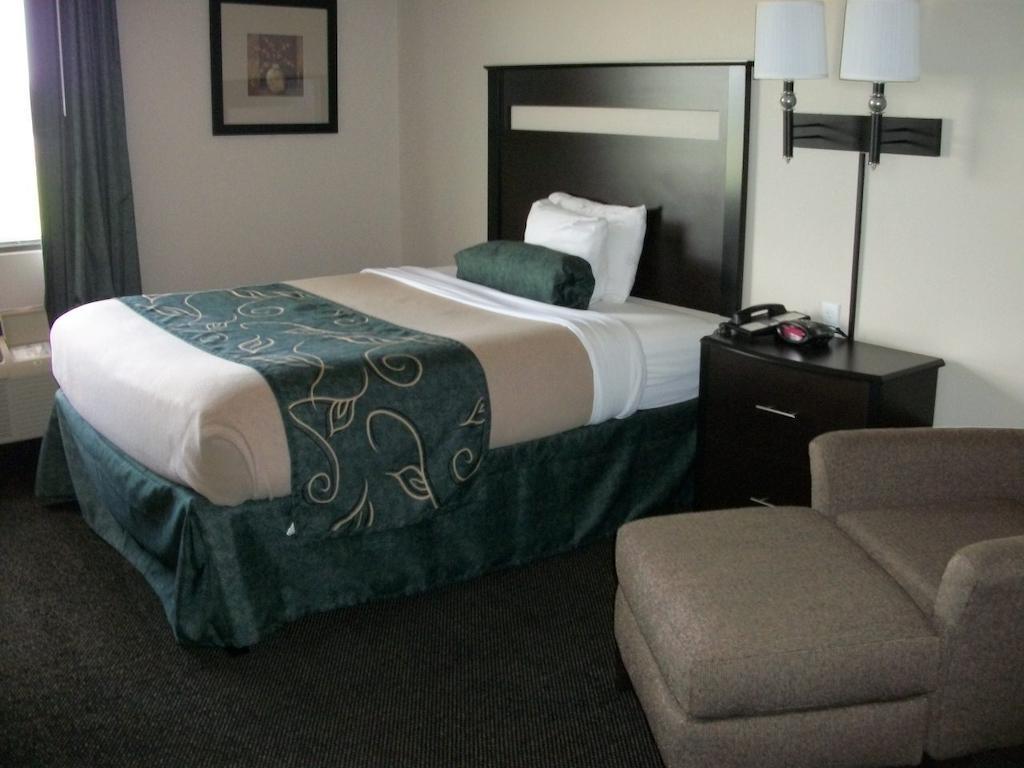 Travelodge By Wyndham Livonia Extérieur photo