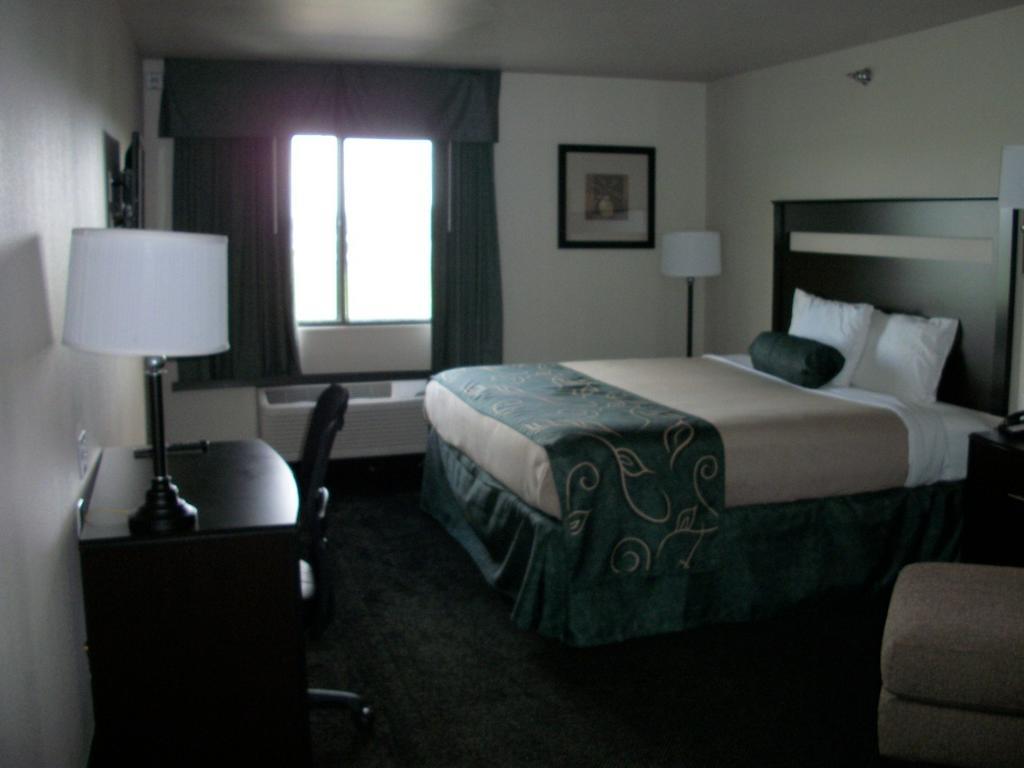Travelodge By Wyndham Livonia Extérieur photo
