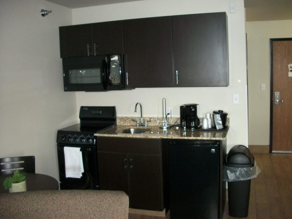 Travelodge By Wyndham Livonia Extérieur photo