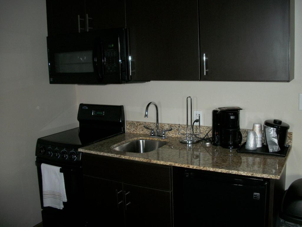 Travelodge By Wyndham Livonia Extérieur photo