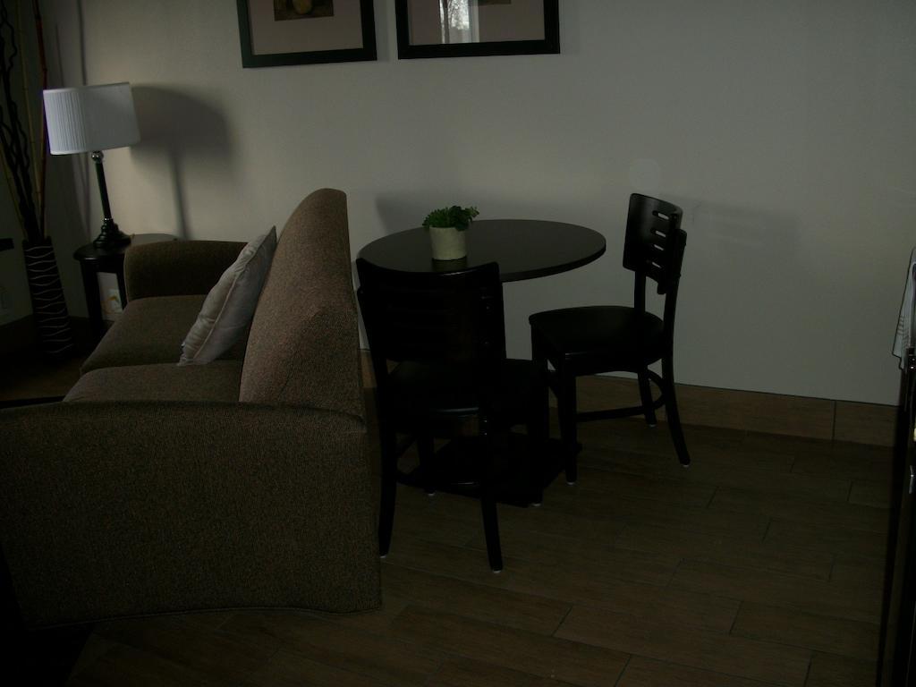Travelodge By Wyndham Livonia Extérieur photo