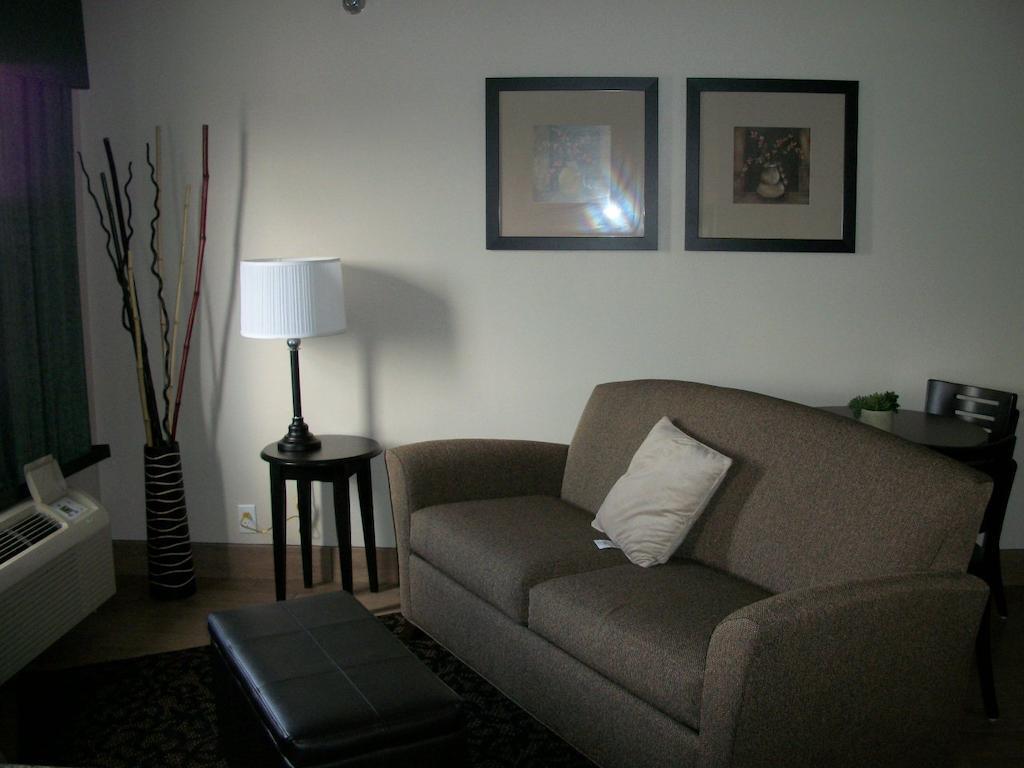Travelodge By Wyndham Livonia Extérieur photo