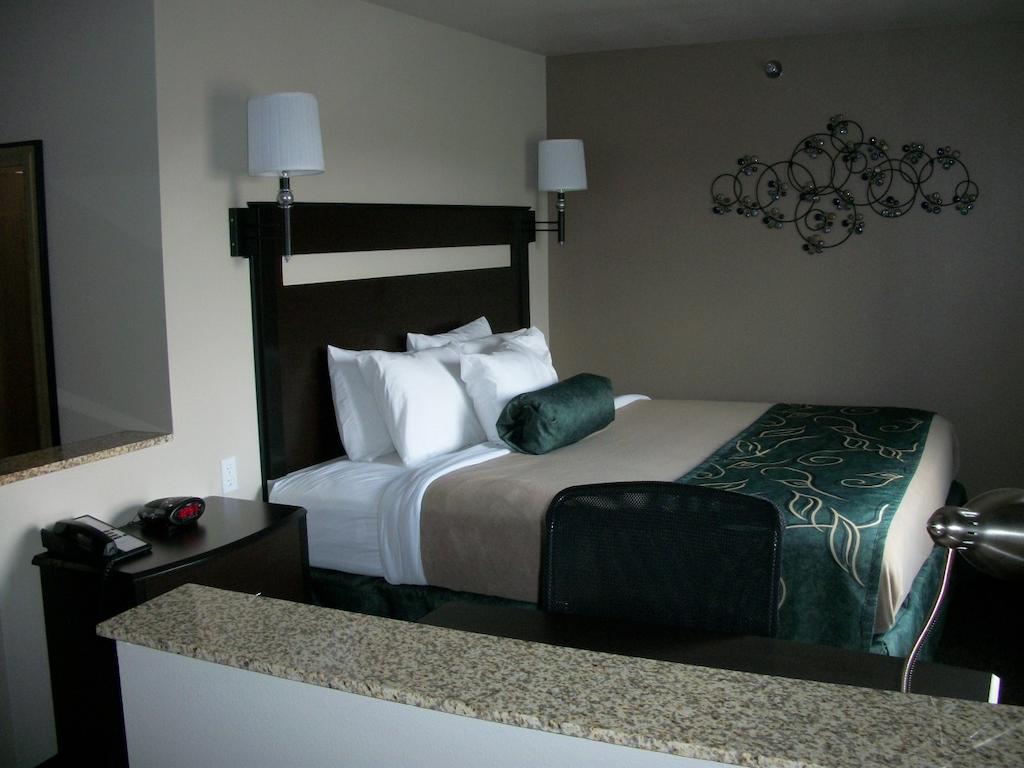 Travelodge By Wyndham Livonia Extérieur photo