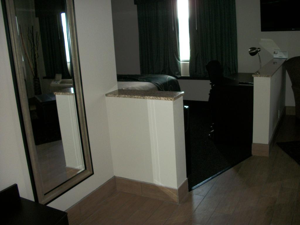 Travelodge By Wyndham Livonia Extérieur photo