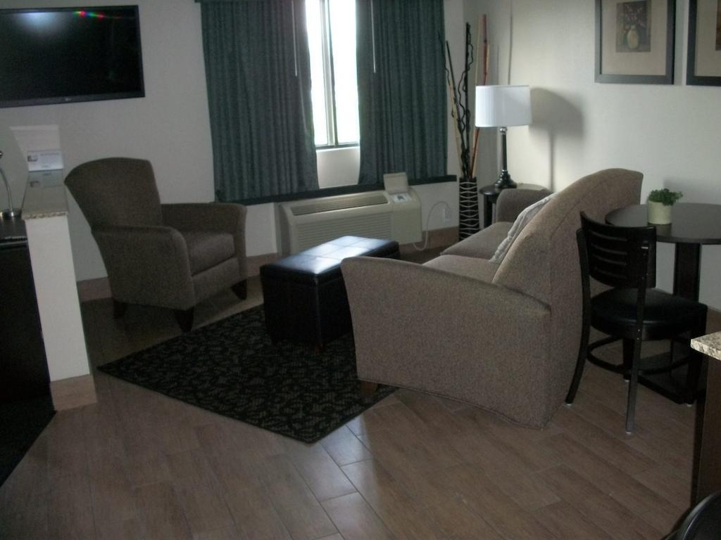 Travelodge By Wyndham Livonia Extérieur photo