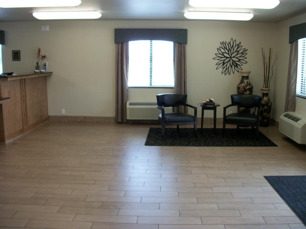 Travelodge By Wyndham Livonia Extérieur photo