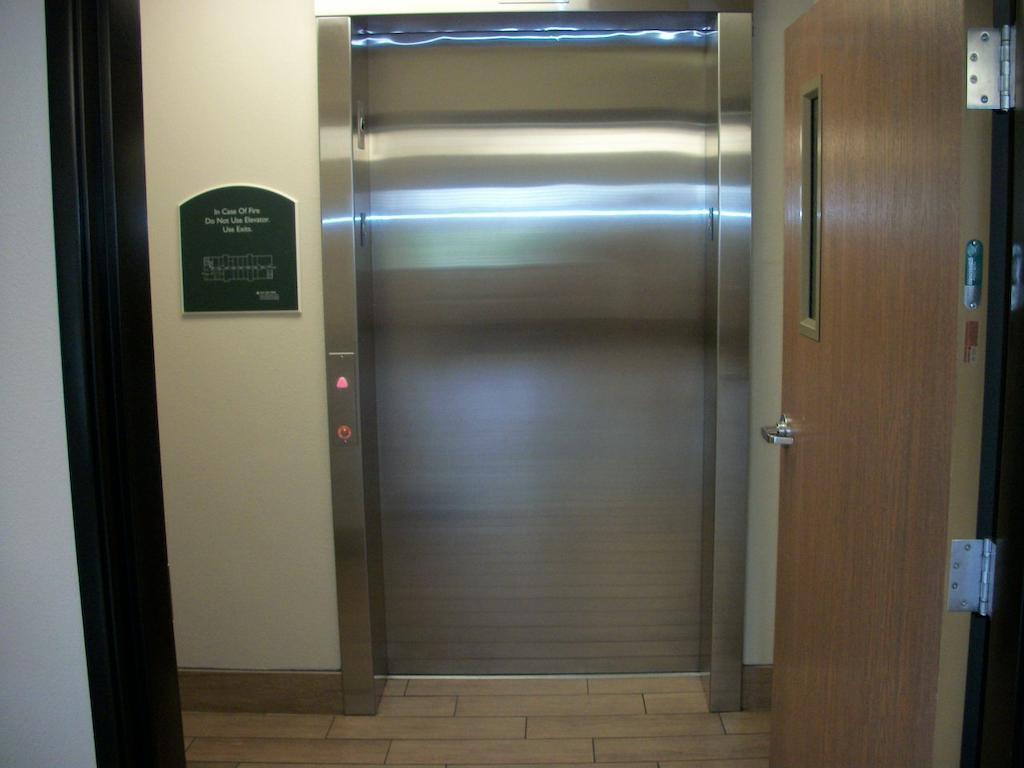 Travelodge By Wyndham Livonia Extérieur photo