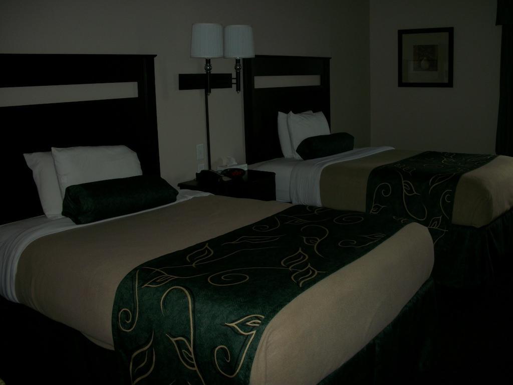 Travelodge By Wyndham Livonia Extérieur photo