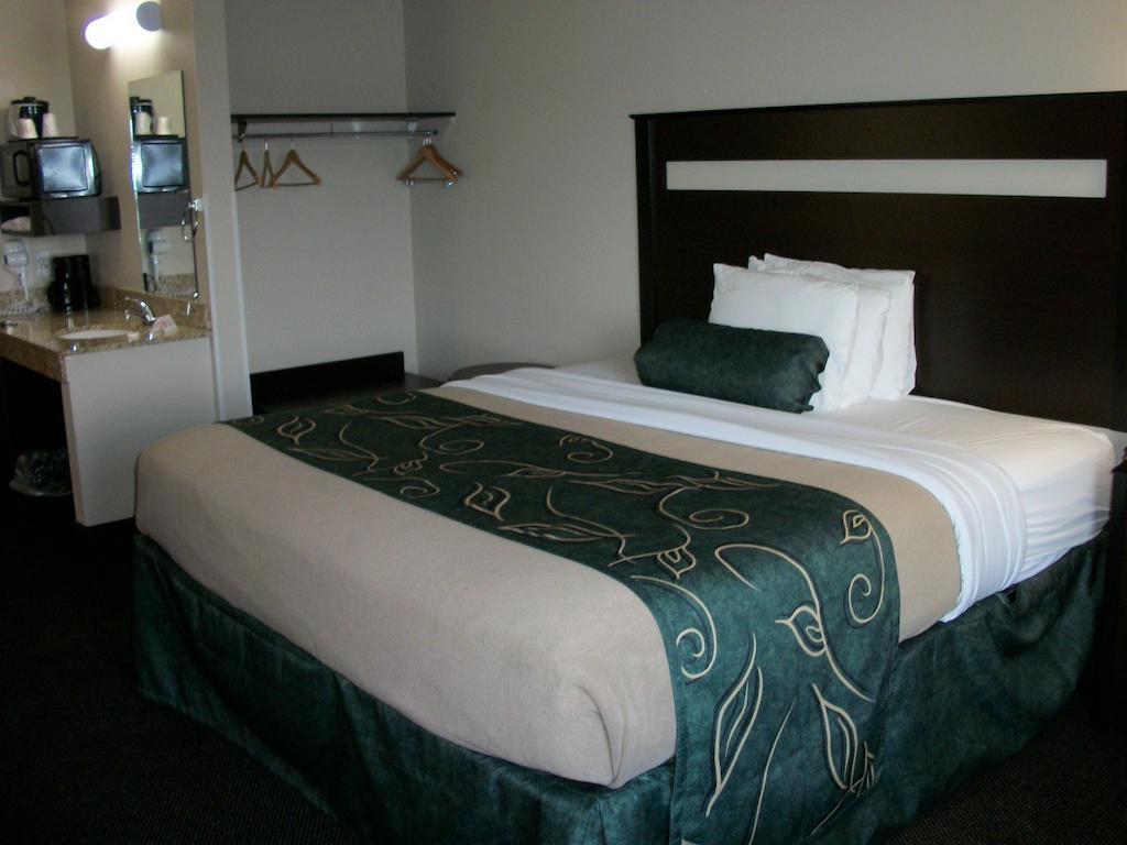 Travelodge By Wyndham Livonia Extérieur photo