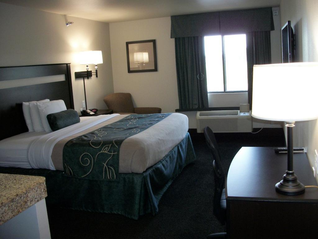 Travelodge By Wyndham Livonia Extérieur photo