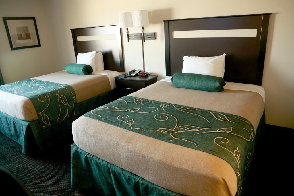 Travelodge By Wyndham Livonia Extérieur photo