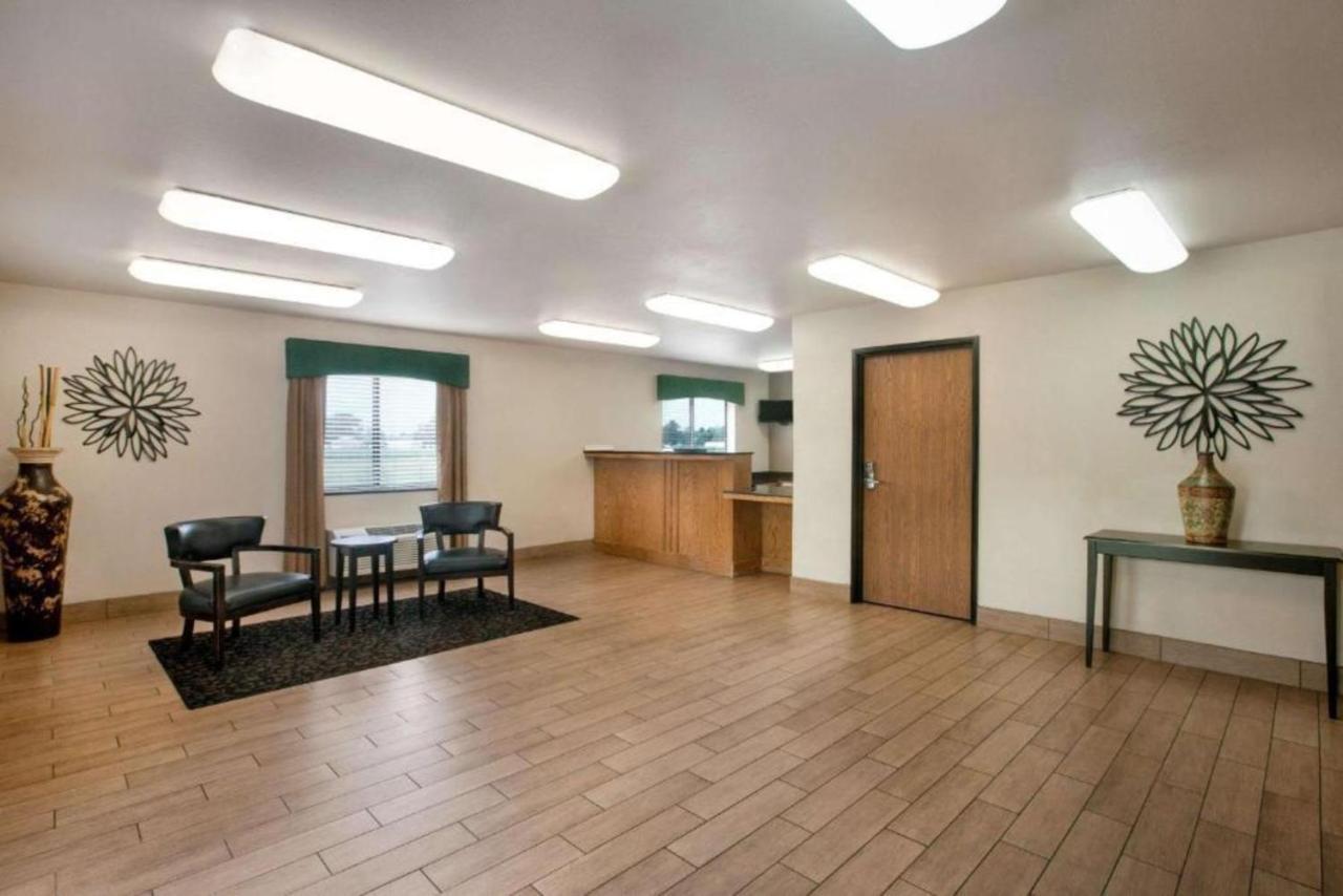 Travelodge By Wyndham Livonia Extérieur photo