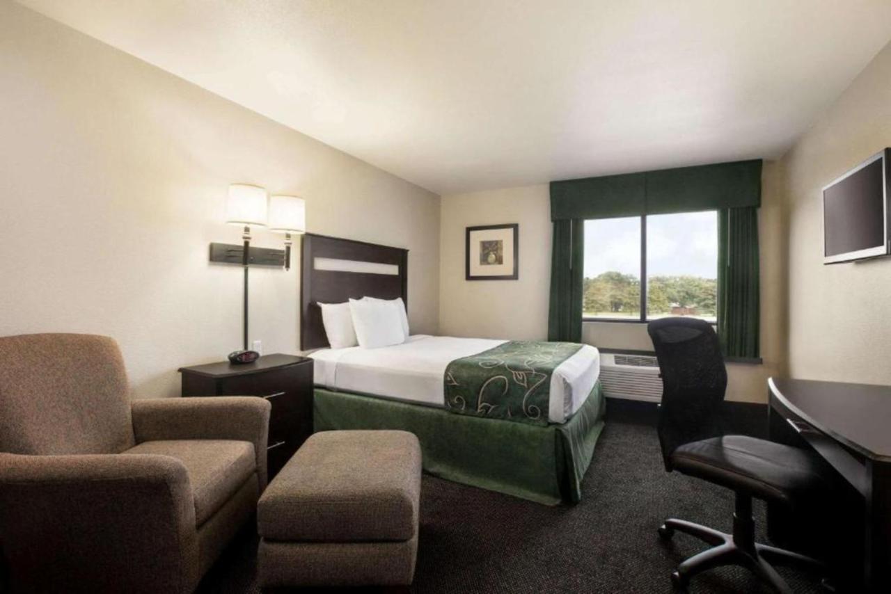Travelodge By Wyndham Livonia Extérieur photo